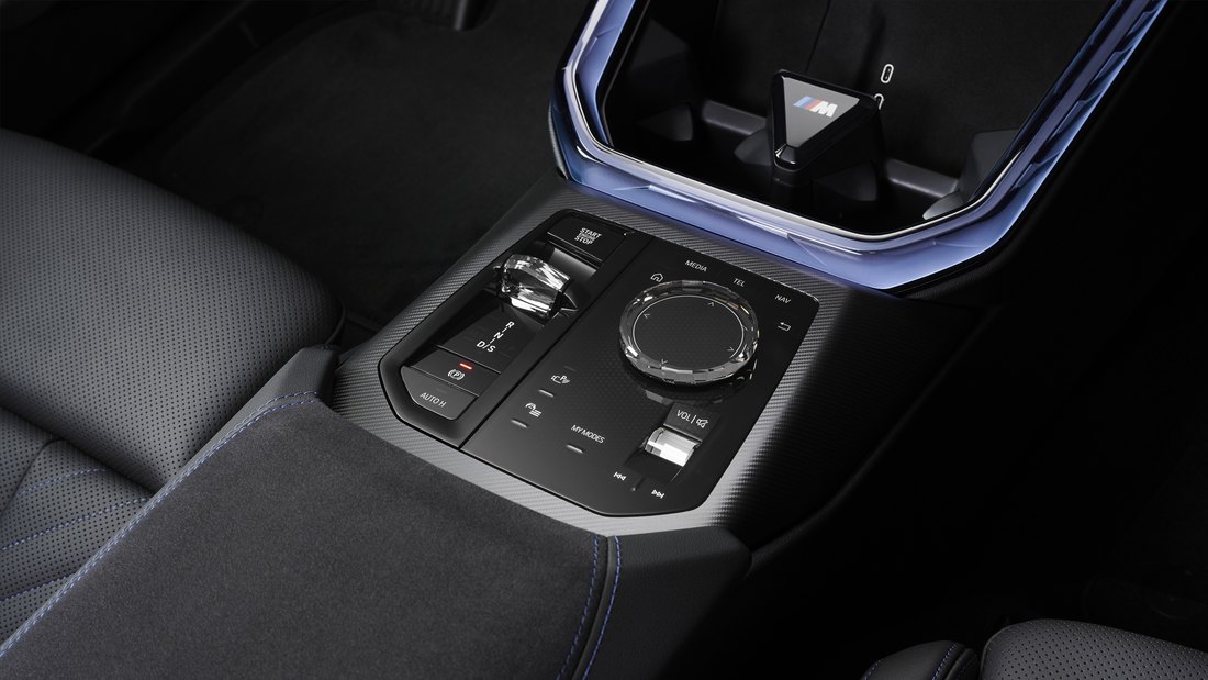 BMW X3 M50 블랙 패키지의 알칸타라 센터 콘솔과 크리스털 조작부