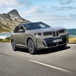 BMW 5세대 iX5 전기 SUV의 전면 주행 모습