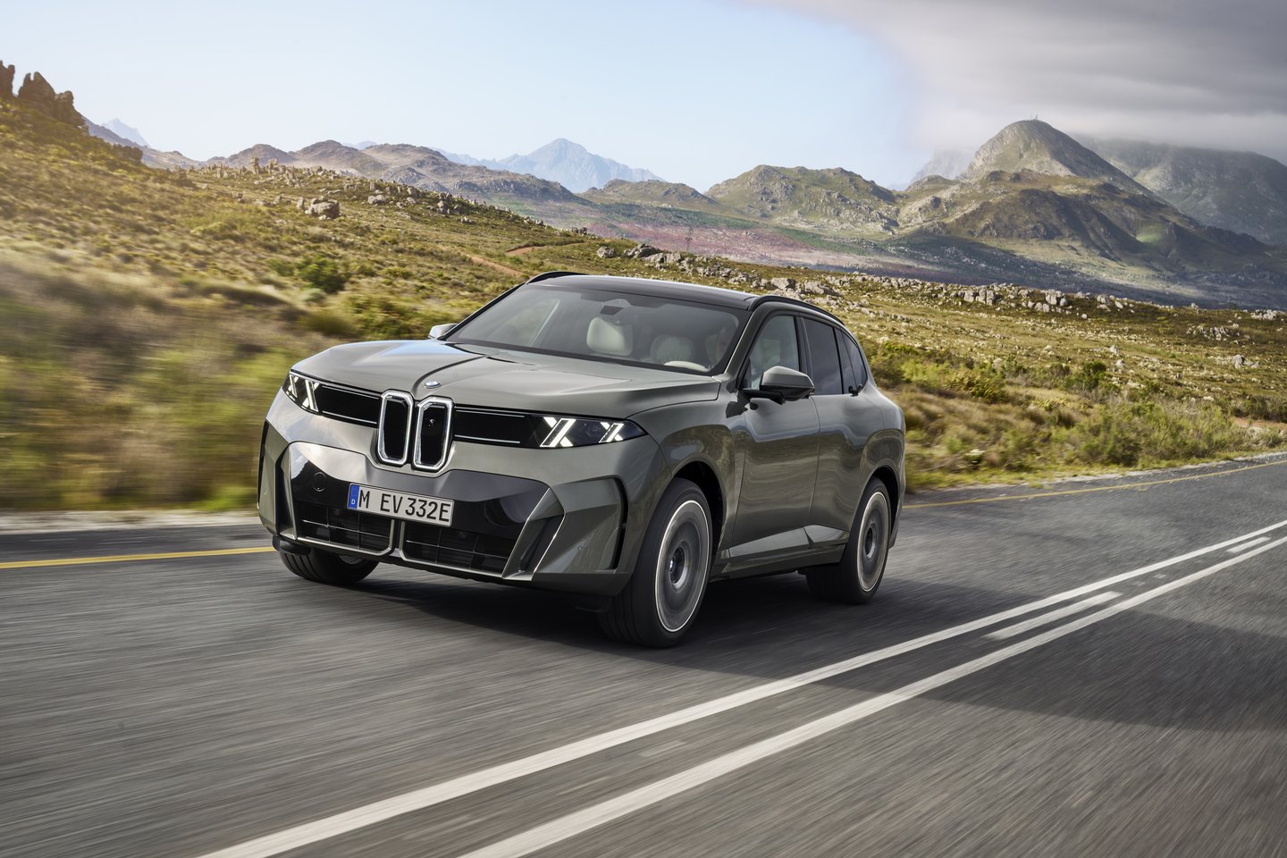 BMW iX5의 세로형 키드니 그릴과 X자 주간주행등